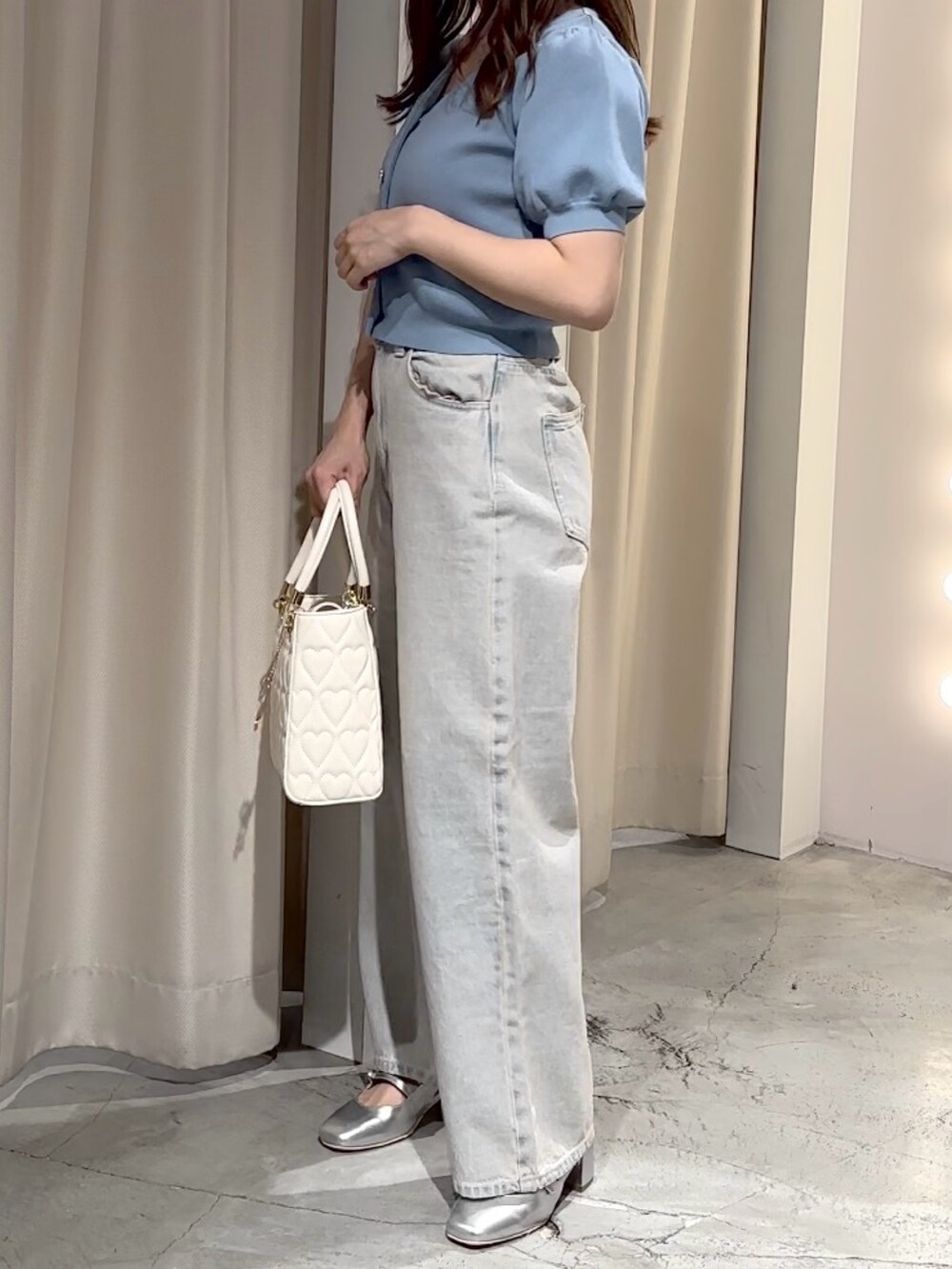 ブルー系のカーディガン/ボレロ、ホワイト系のトートバッグ、シルバー系のパンプスを着用したレディースの夏コーディネートの3枚目の写真