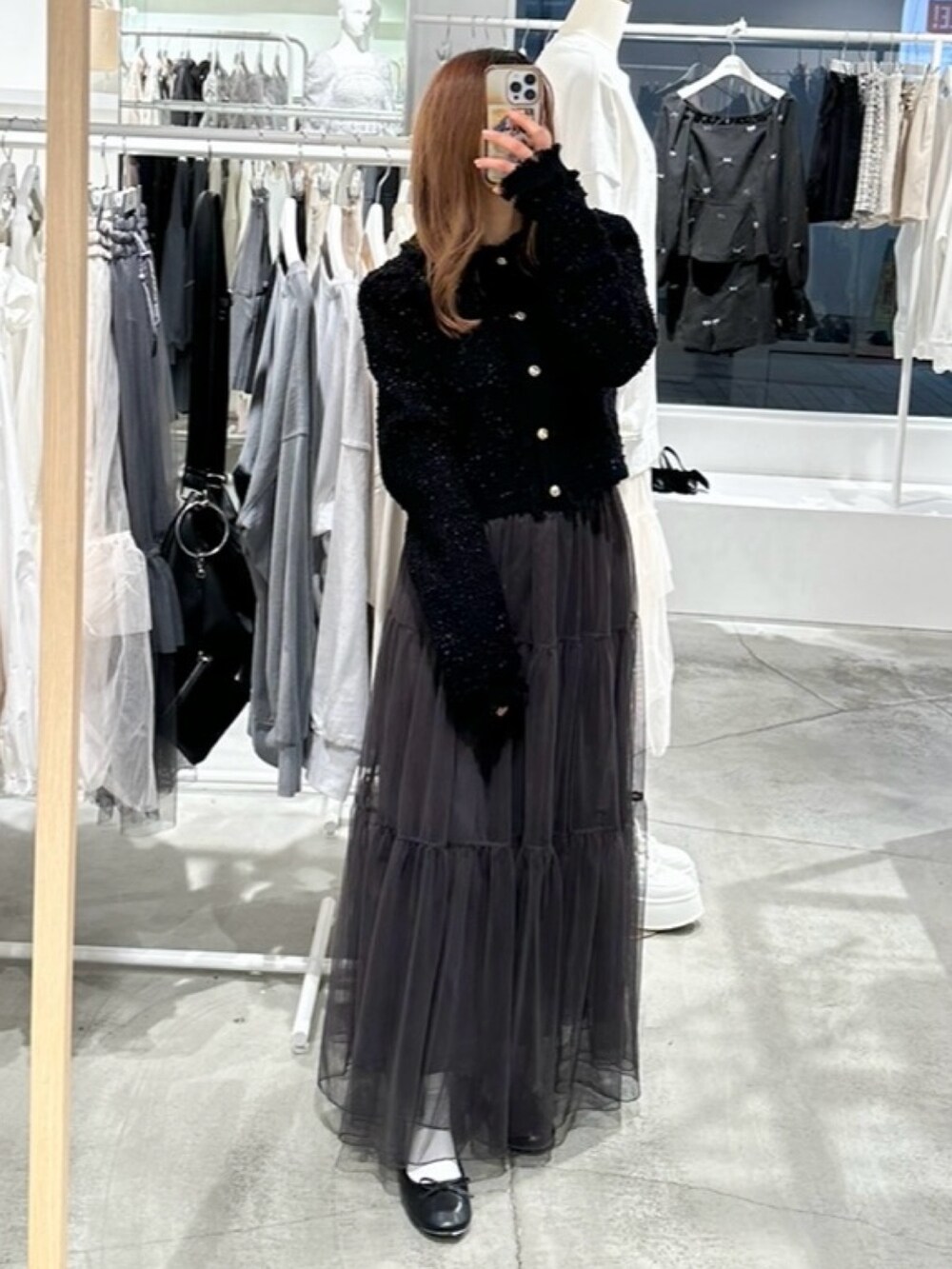 ブラック系のカーディガン/ボレロ、グレー系のスカートを着用したレディースの春コーディネートの2枚目の写真