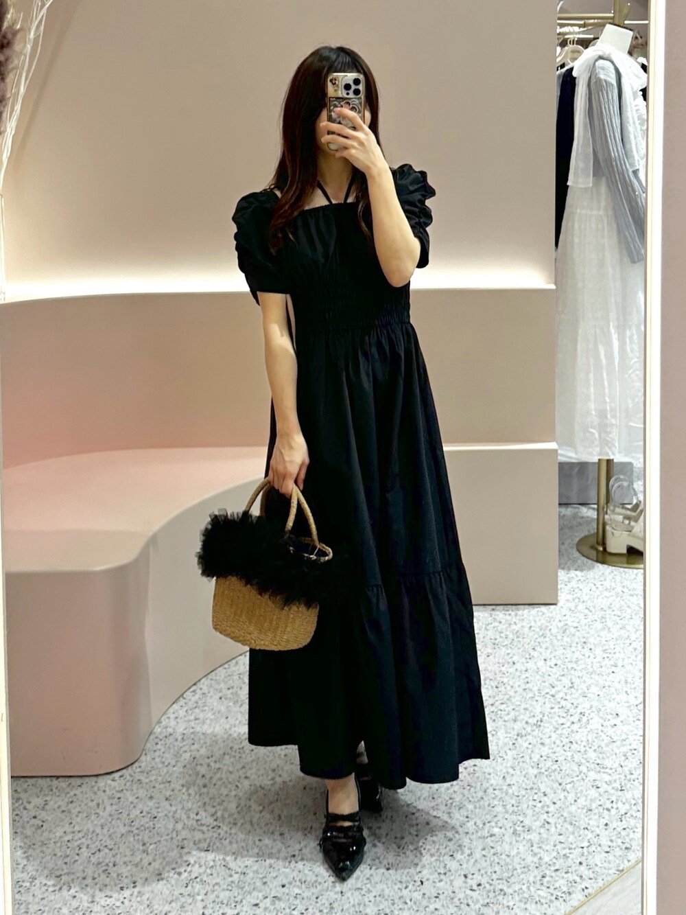 ブラック系のワンピース、ブラック系のかごバッグを着用したレディースの春コーディネートの2枚目の写真
