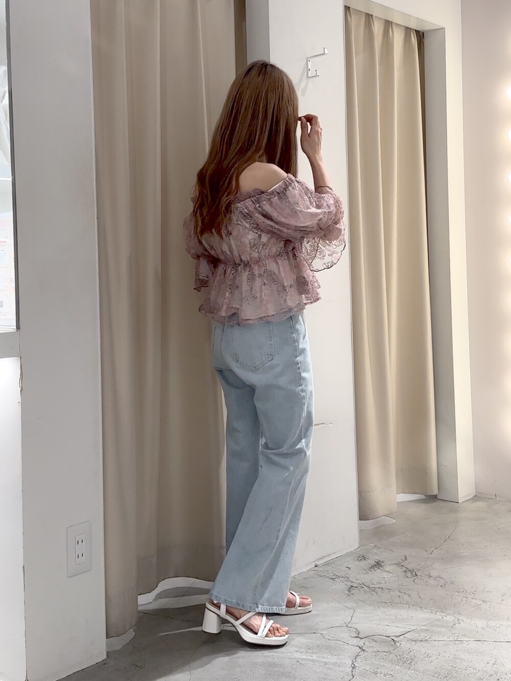 ピンク系のシャツ/ブラウス、ブルー系のデニムパンツ、ホワイト系のサンダルを着用したレディースの春コーディネートの6枚目の写真