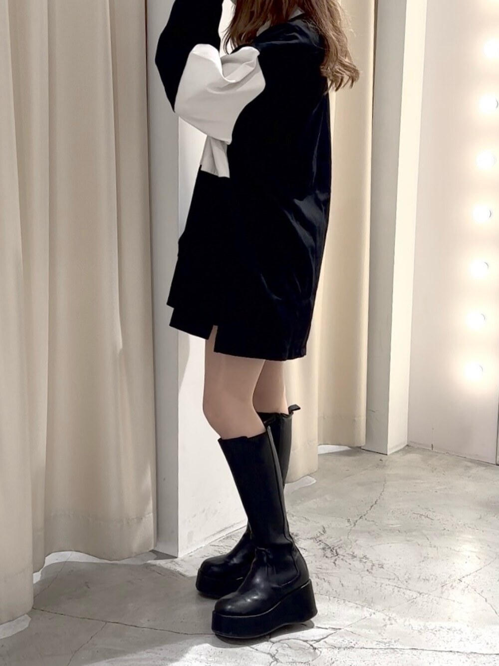 ブラック系のポロシャツを着用したレディースの春コーディネートの6枚目の写真