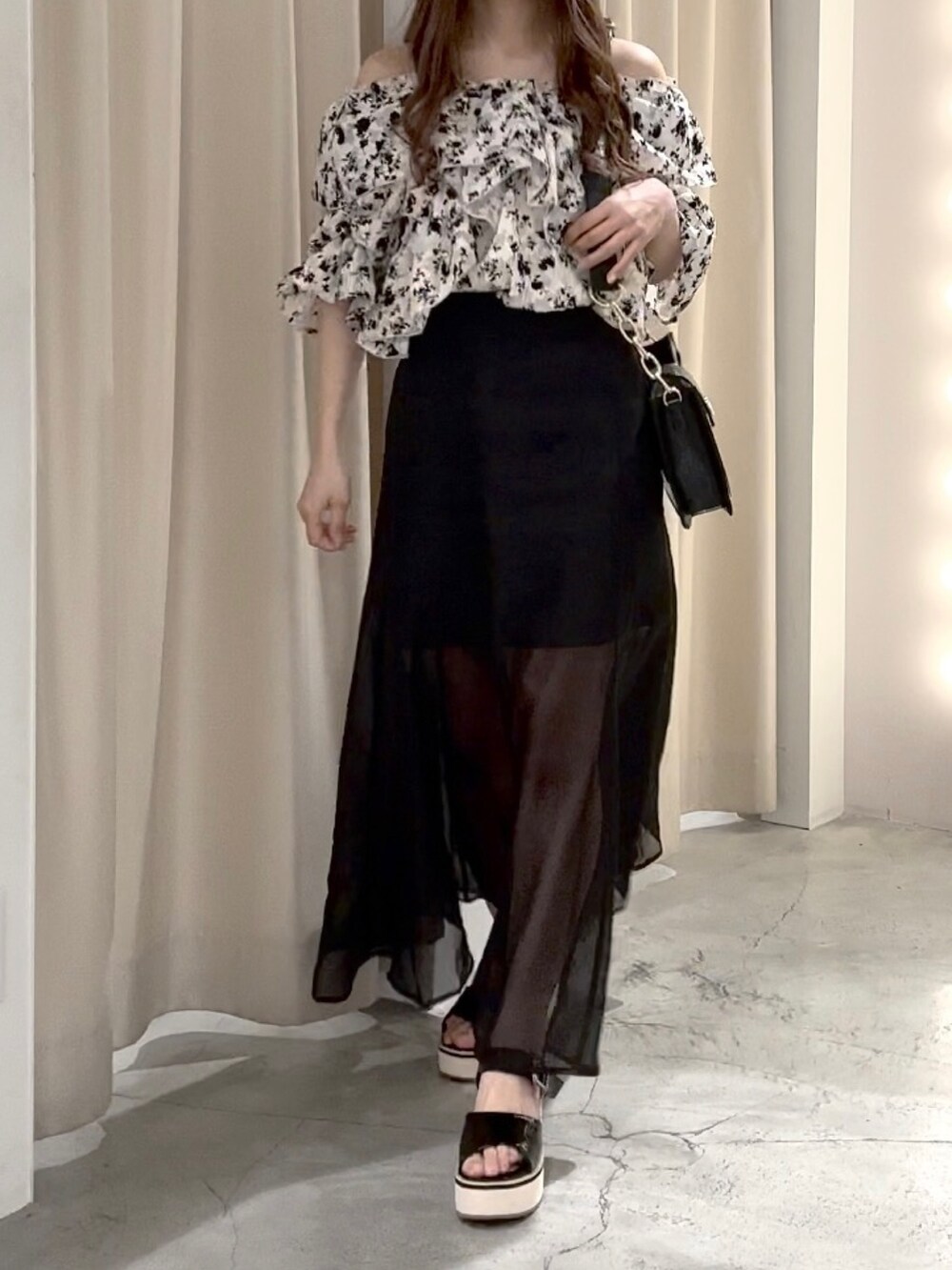 ブラック系のシャツ/ブラウス、ブラック系のスカート、ブラック系のショルダーバッグを着用したレディースの春コーディネートの4枚目の写真