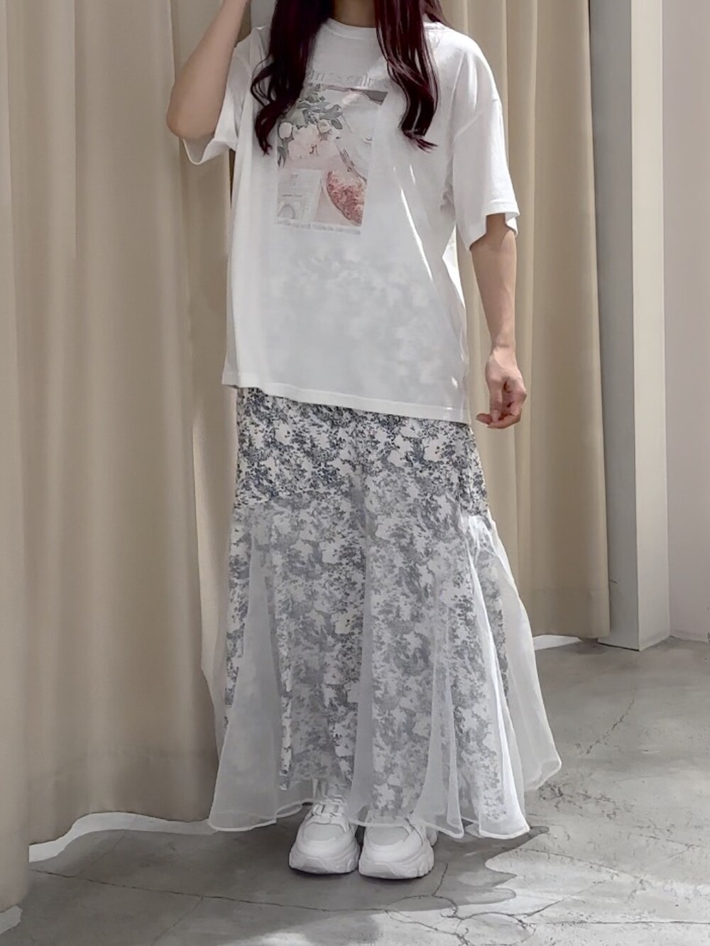 ホワイト系のTシャツ/カットソー、ブルー系のスカート、ホワイト系のスニーカーを着用したレディースの春コーディネートの5枚目の写真