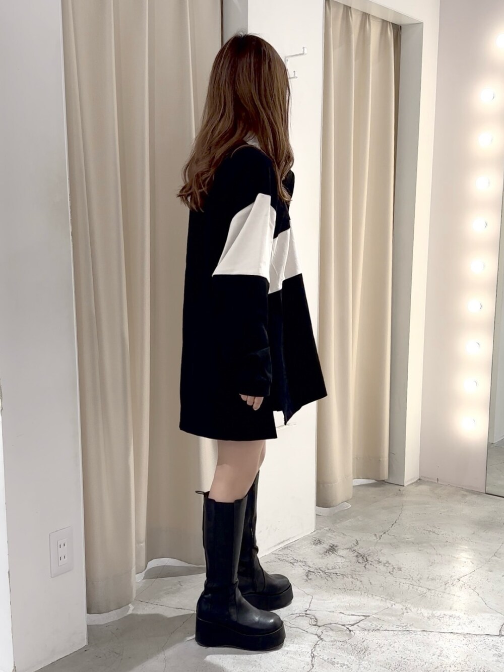 ブラック系のポロシャツを着用したレディースの春コーディネートの7枚目の写真