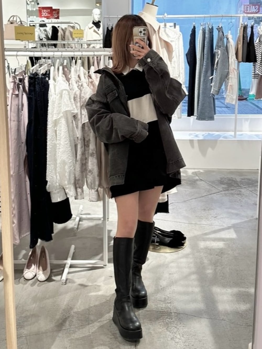 ブラック系のポロシャツを着用したレディースの春コーディネートの2枚目の写真