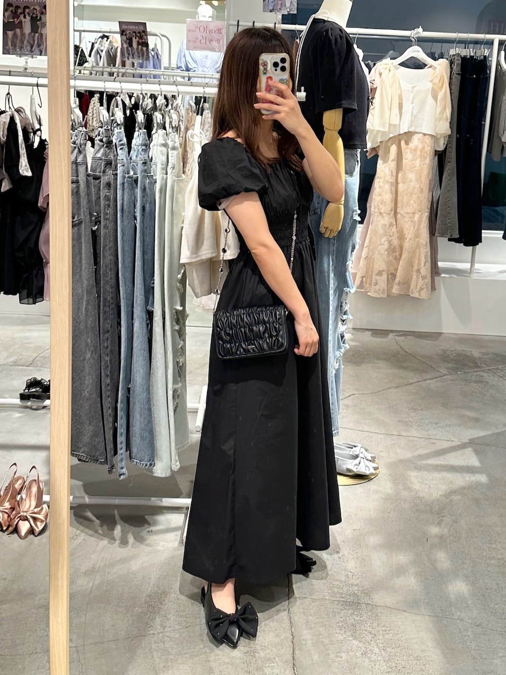 ブラック系のワンピース、ブラック系のパンプス、ブラック系のショルダーバッグを着用したレディースの夏コーディネートの8枚目の写真