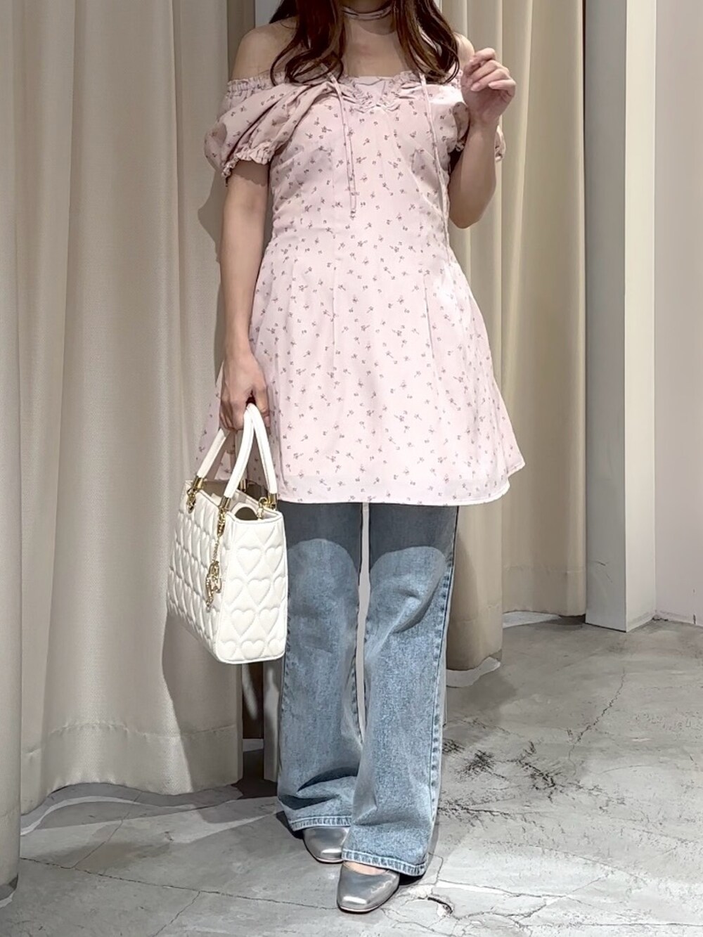 ピンク系のワンピース、ブルー系のデニムパンツ、シルバー系のパンプスを着用したレディースの夏コーディネートの8枚目の写真