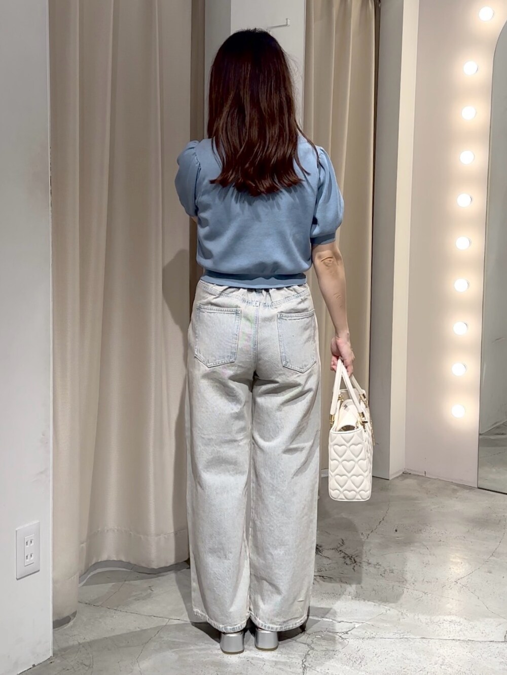 ブルー系のカーディガン/ボレロ、ホワイト系のトートバッグ、シルバー系のパンプスを着用したレディースの夏コーディネートの7枚目の写真