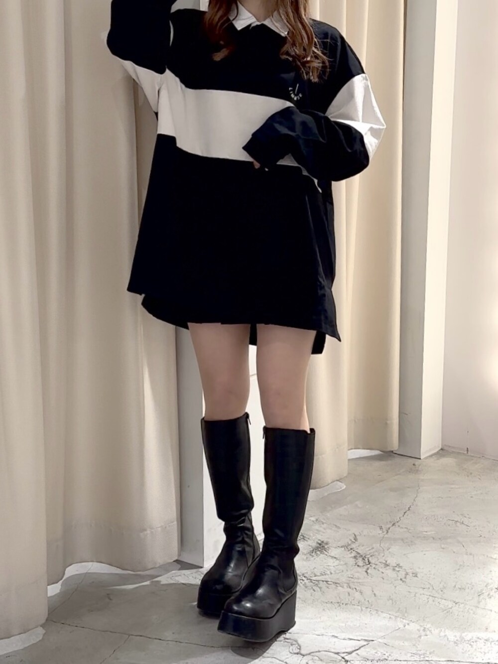 ブラック系のポロシャツを着用したレディースの春コーディネートの5枚目の写真