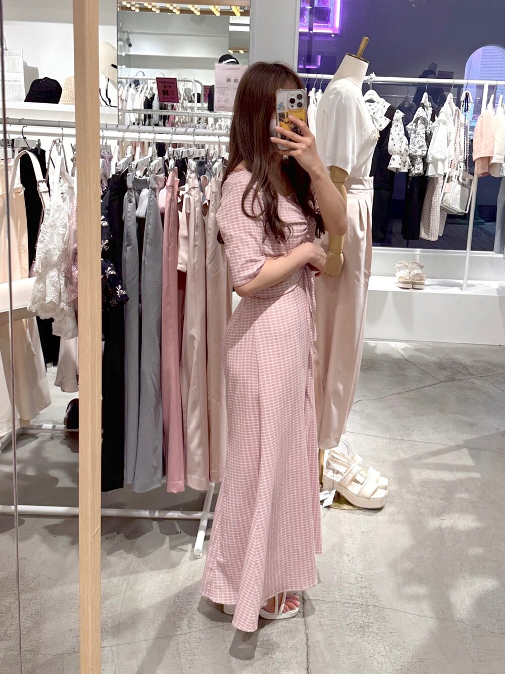 ピンク系のワンピース、ホワイト系のサンダルを着用したレディースの春コーディネートの2枚目の写真