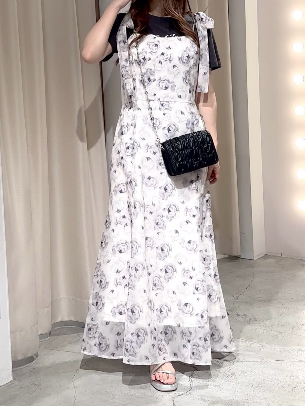 グレー系のTシャツ/カットソー、ブラック系のショルダーバッグ、シルバー系のサンダルを着用したレディースの夏コーディネートの5枚目の写真