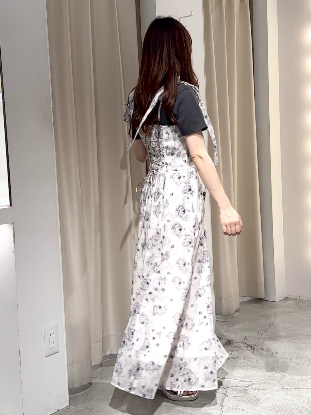 グレー系のTシャツ/カットソー、ブラック系のショルダーバッグ、シルバー系のサンダルを着用したレディースの夏コーディネートの8枚目の写真