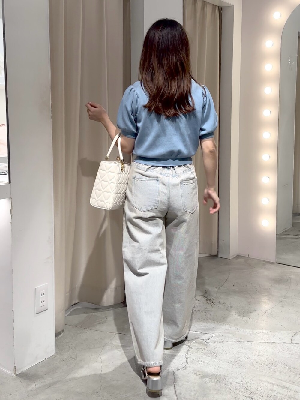 ブルー系のカーディガン/ボレロ、ホワイト系のトートバッグ、シルバー系のパンプスを着用したレディースの夏コーディネートの6枚目の写真