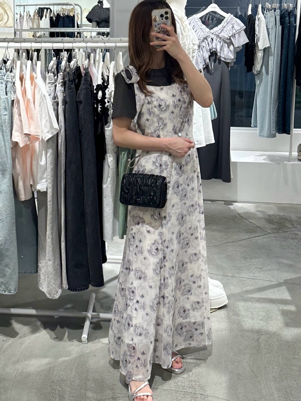 グレー系のTシャツ/カットソー、ブラック系のショルダーバッグ、シルバー系のサンダルを着用したレディースの夏コーディネートの10枚目の写真