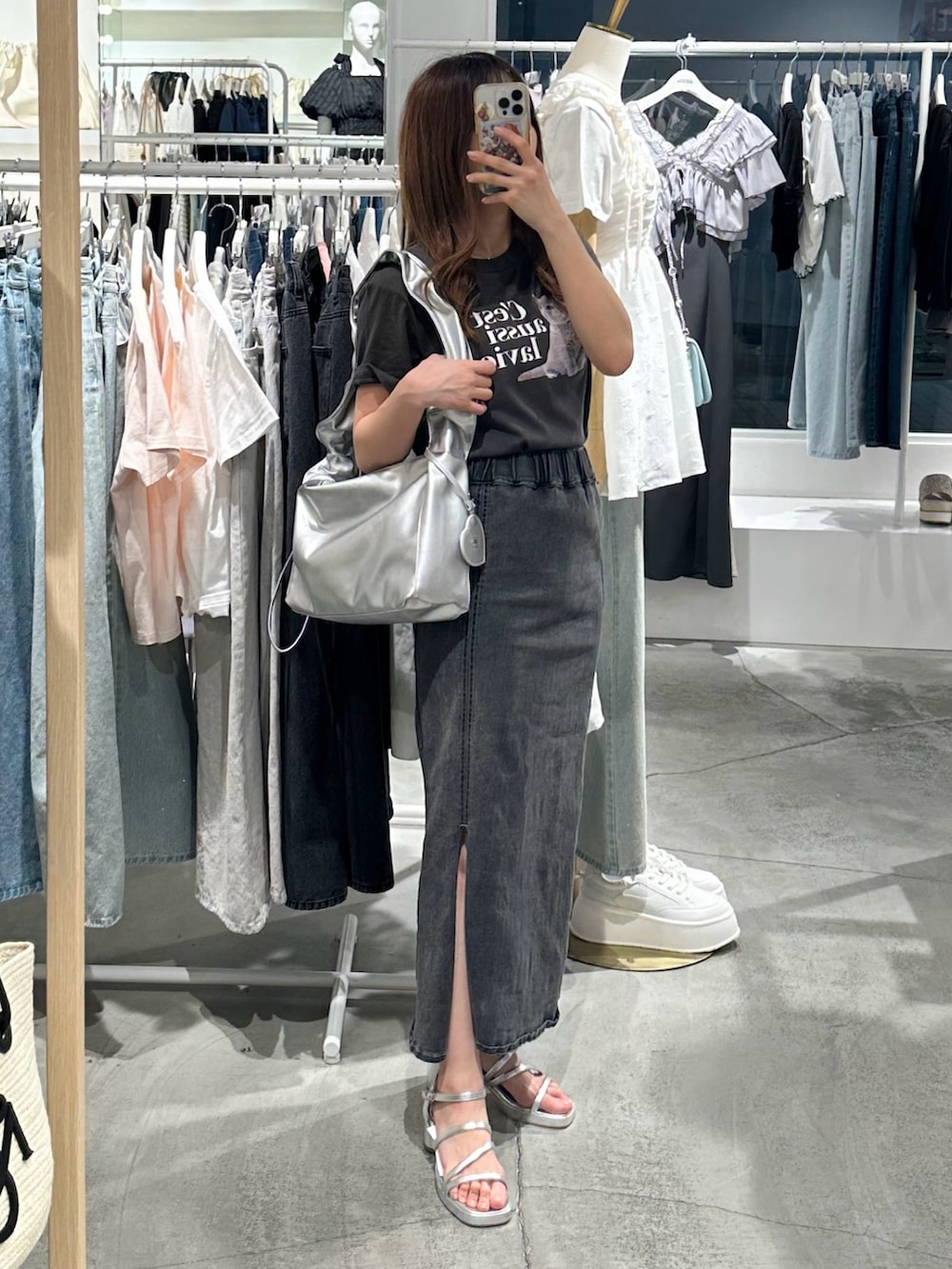 「ナイスクラップ、one after another NICE CLAUP、低身長、低身長コーデ、ブラック、Tシャツ、スカート、ロングスカート、夏コーデ、サンダル、夏服、ネコ、大人コーデ、夏だ！Tシャツ着よう！、大人カジュアルコーデ」｜「one after another NICE CLAUPの【定番人気！】アソートネコＴシャツ/手洗い可（Tシャツ/カットソー、グレー系）」を使った、しんももさん（レディース・151cm）の夏コーディネートの6枚目の写真