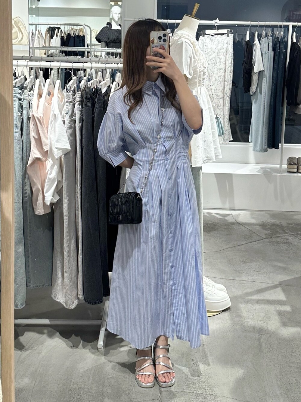 ブルー系のワンピース、ブラック系のショルダーバッグ、シルバー系のシューズを着用したレディースの夏コーディネートの3枚目の写真