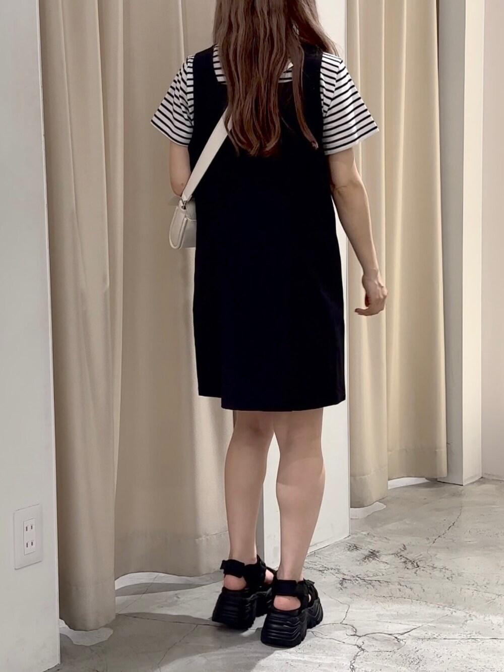 「ナイスクラップ、one after another NICE CLAUP、低身長、低身長コーデ、ボーダー、Tシャツ、ワンピース、ミニワンピ、カジュアルコーデ、スポーツサンダル、お出かけコーデ、休日スタイル、夏コーデ、休日コーデ、モノトーン」|「one after another NICE CLAUPのワンポイントTee(Tシャツ/カットソー、その他)」を使った、しんももさん(レディース・151cm)の春コーディネートの4枚目の写真