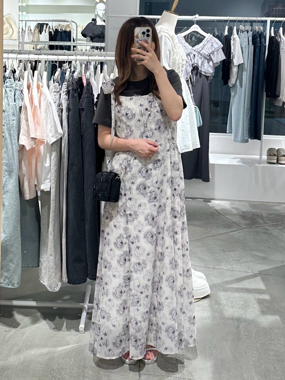 グレー系のTシャツ/カットソー、ブラック系のショルダーバッグ、シルバー系のサンダルを着用したレディースの夏コーディネートの2枚目の写真