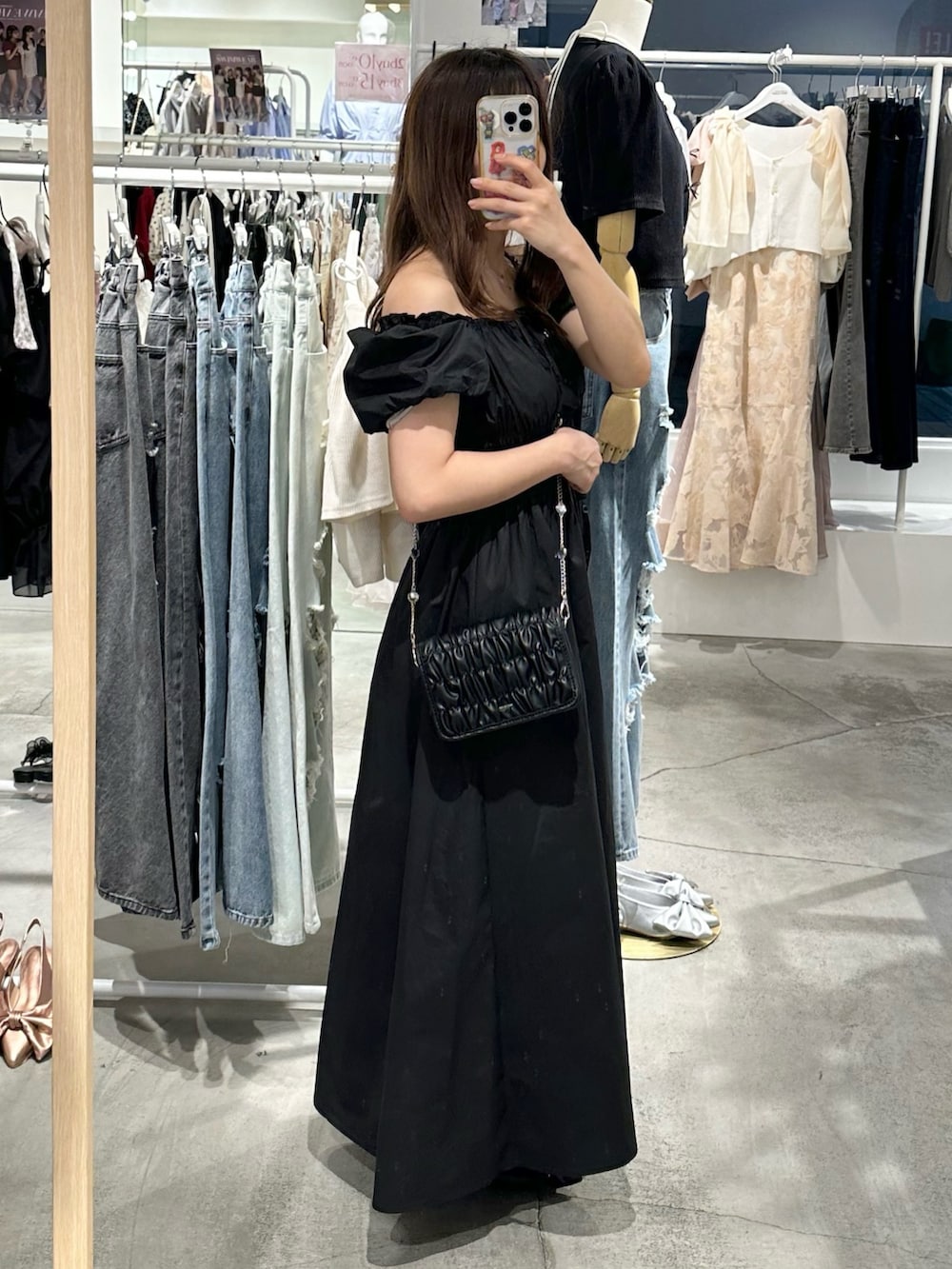 ブラック系のワンピース、ブラック系のパンプス、ブラック系のショルダーバッグを着用したレディースの夏コーディネートの4枚目の写真