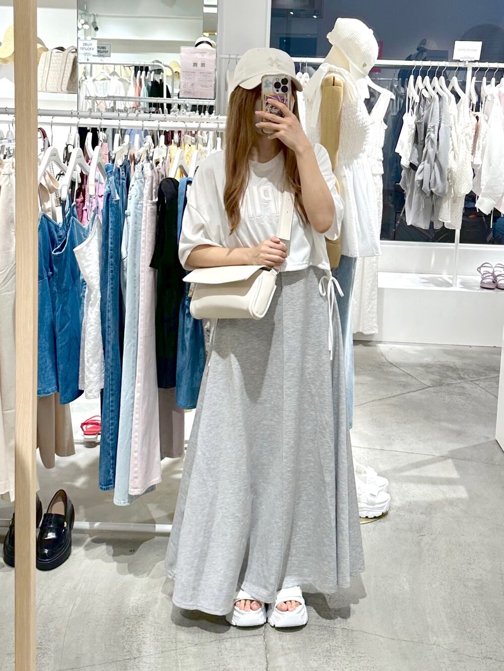 「ナイスクラップ、one after another NICE CLAUP、低身長、低身長コーデ、お出かけコーデ、休日コーデ、休日スタイル、Tシャツ、ロングワンピース、ワンピース、夏コーデ、レイヤードスタイル、キャップ、ゆるコーデ、カジュアルコーデ」｜「one after another NICE CLAUPのロゴ刺しゅうショートTee（Tシャツ/カットソー、ホワイト系）」を使った、しんももさん（レディース・151cm）の夏コーディネートの3枚目の写真