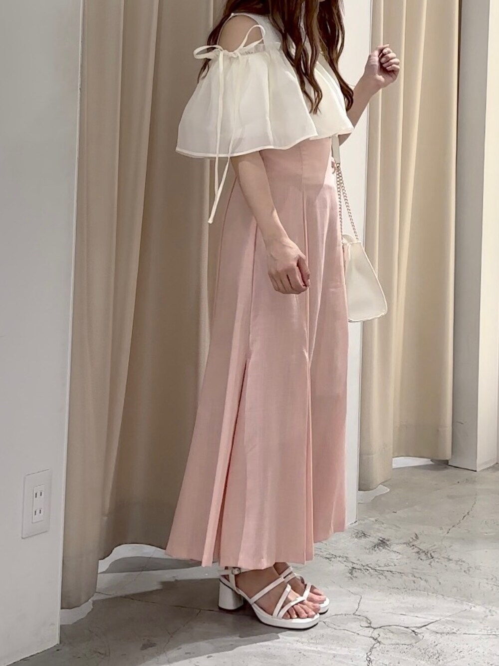 ホワイト系のニット/セーター、ピンク系のスカート、ホワイト系のサンダルを着用したレディースの夏コーディネートの5枚目の写真