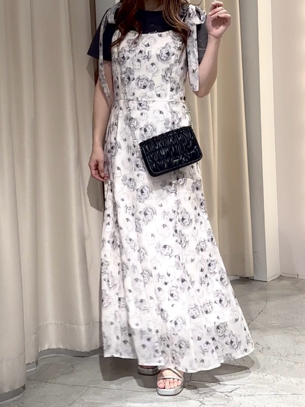 グレー系のTシャツ/カットソー、ブラック系のショルダーバッグ、シルバー系のサンダルを着用したレディースの夏コーディネートの4枚目の写真