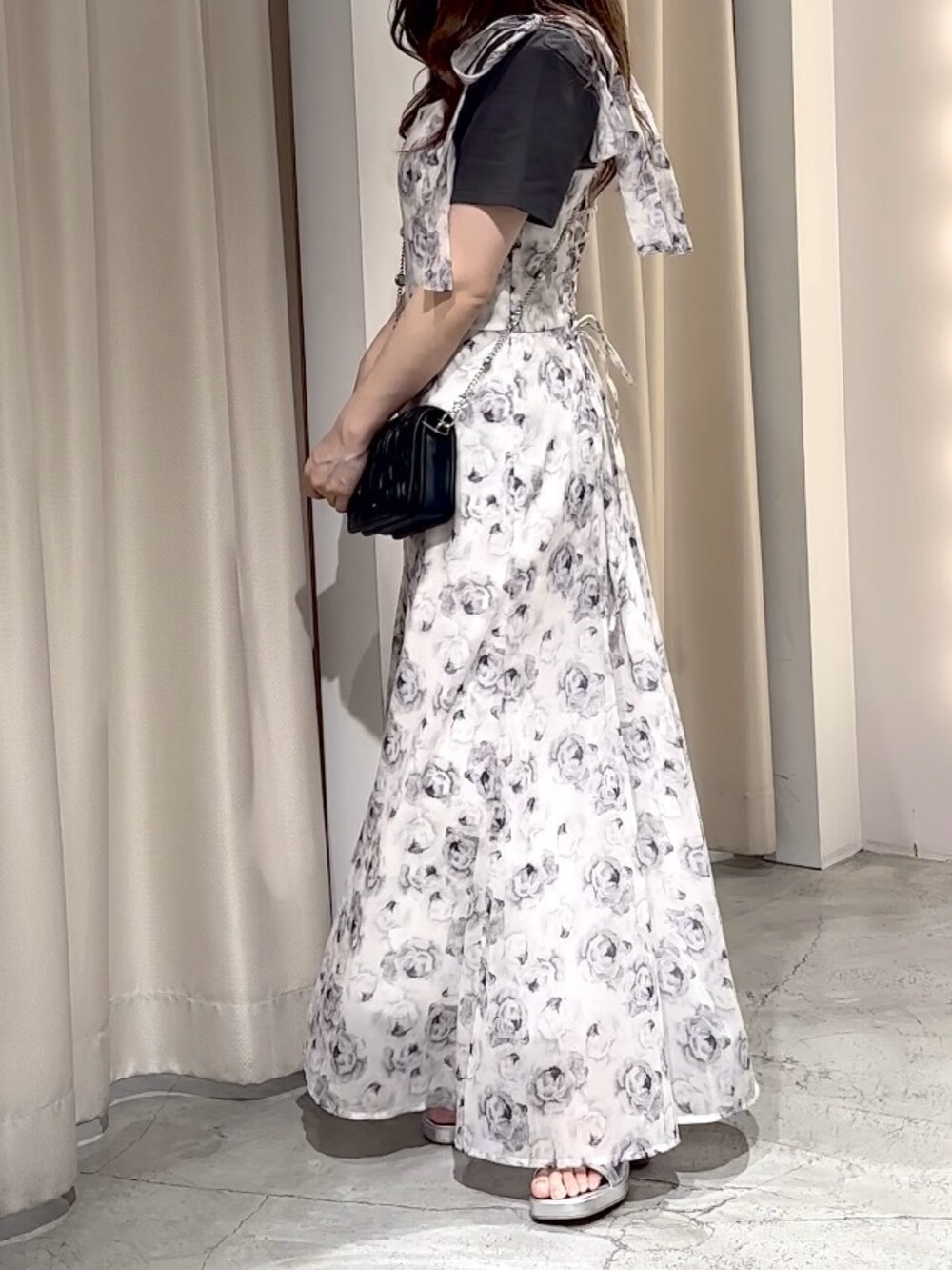 グレー系のTシャツ/カットソー、ブラック系のショルダーバッグ、シルバー系のサンダルを着用したレディースの夏コーディネートの7枚目の写真