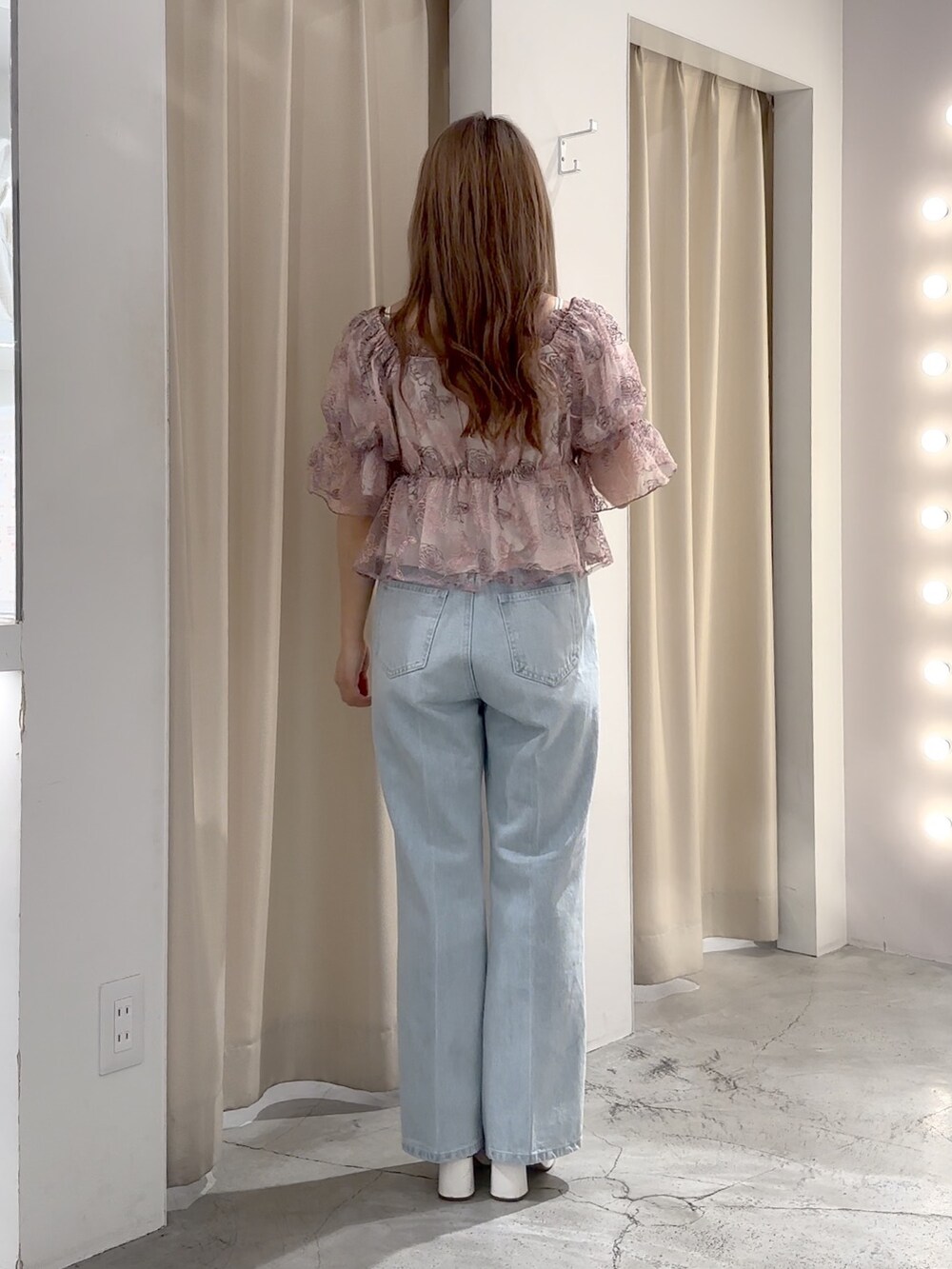 ピンク系のシャツ/ブラウス、ブルー系のデニムパンツ、ホワイト系のサンダルを着用したレディースの春コーディネートの5枚目の写真