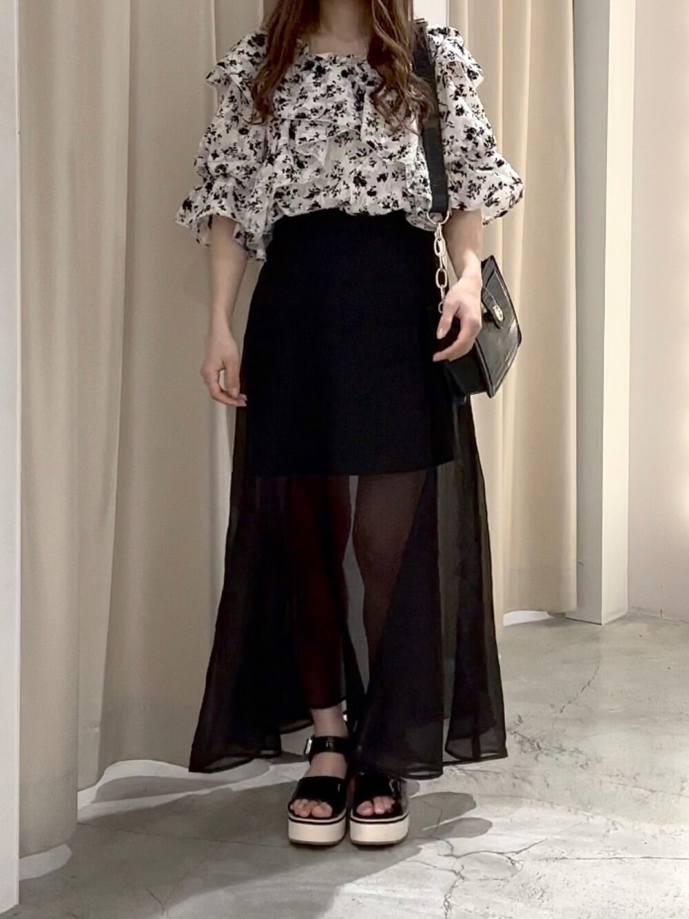 ブラック系のシャツ/ブラウス、ブラック系のスカート、ブラック系のショルダーバッグを着用したレディースの春コーディネートの5枚目の写真