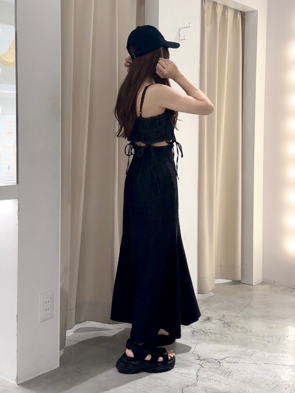 ブラック系のワンピースを着用したレディースの夏コーディネートの4枚目の写真