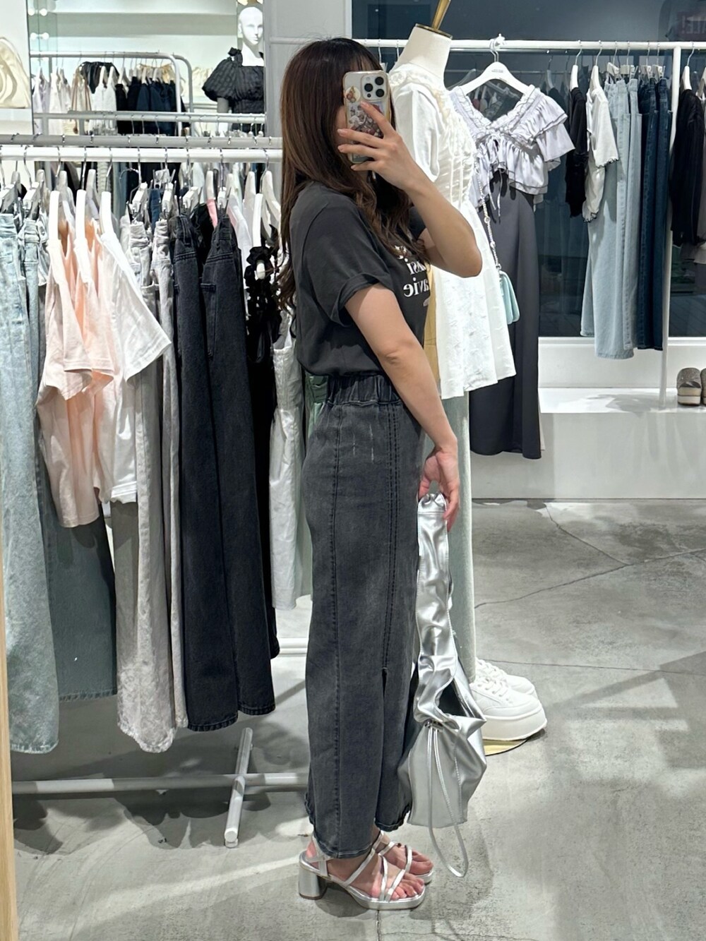 「ナイスクラップ、one after another NICE CLAUP、低身長、低身長コーデ、ブラック、Tシャツ、スカート、ロングスカート、夏コーデ、サンダル、夏服、ネコ、大人コーデ、夏だ！Tシャツ着よう！、大人カジュアルコーデ」｜「one after another NICE CLAUPの【定番人気！】アソートネコＴシャツ/手洗い可（Tシャツ/カットソー、グレー系）」を使った、しんももさん（レディース・151cm）の夏コーディネートの10枚目の写真