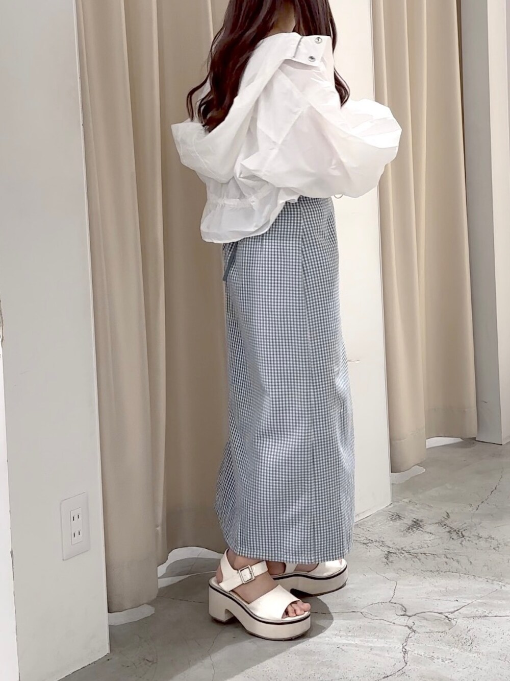 ホワイト系のマウンテンパーカー、ホワイト系のキャミソール、ホワイト系のボディバッグ/ウエストポーチを着用したレディースの春コーディネートの5枚目の写真