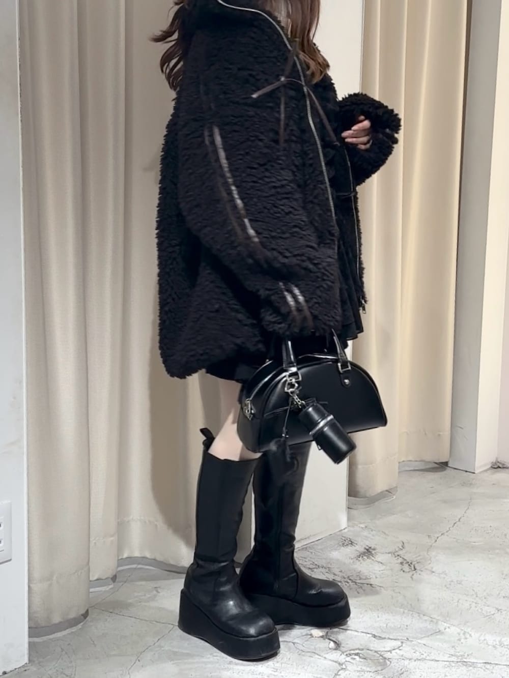 「ナイスクラップ、one after another NICE CLAUP、低身長、低身長コーデ、お出かけコーデ、休日スタイル、休日コーデ、冬、冬コーデ、冬アウター、あったかコーデ、モノトーン、ニット、ニットコーデ、レイヤードスタイル」｜「one after another NICE CLAUPの【premium order】サイドラインリボンボアブルゾン（ブルゾン、ブラック系）」を使った、しんももさん（レディース・151cm）の冬コーディネートの6枚目の写真