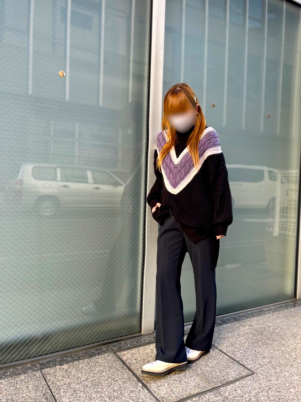 ブラック系のニット/セーター、ブラック系のその他パンツ、ホワイト系のローファーを着用したレディースの冬コーディネートの2枚目の写真