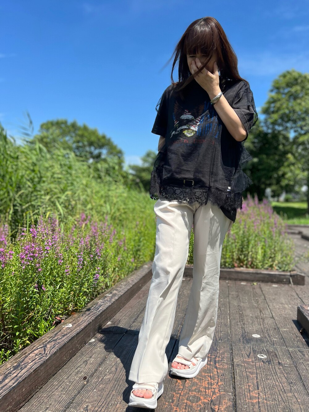 その他のTシャツ/カットソー、ホワイト系のその他パンツ、ホワイト系のサンダルを着用したレディースの秋コーディネートの3枚目の写真