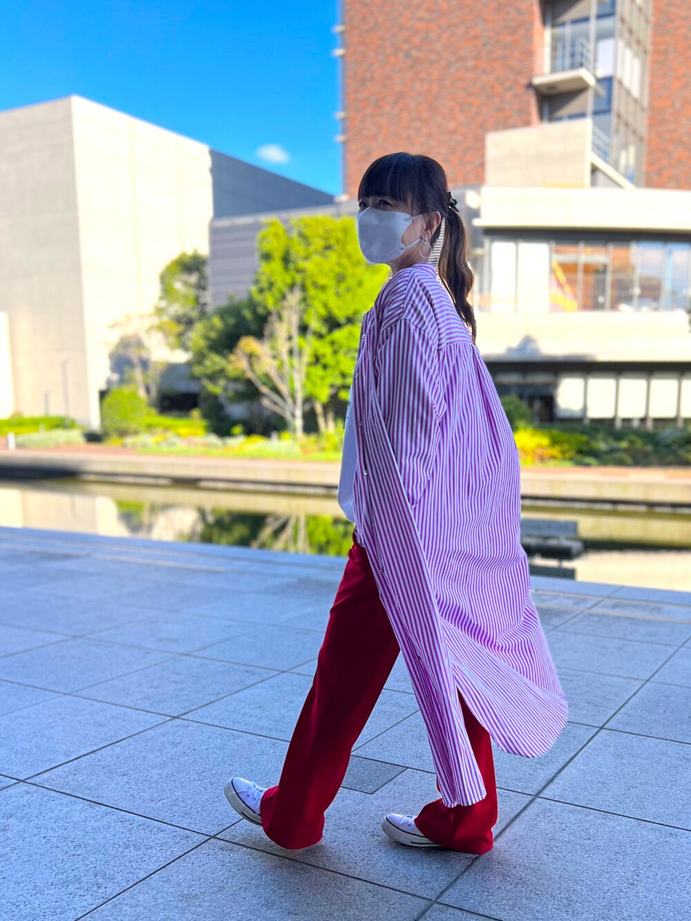 ホワイト系のシャツワンピース、ホワイト系のTシャツ/カットソー、レッド系のその他パンツを着用したレディースの秋コーディネートの2枚目の写真