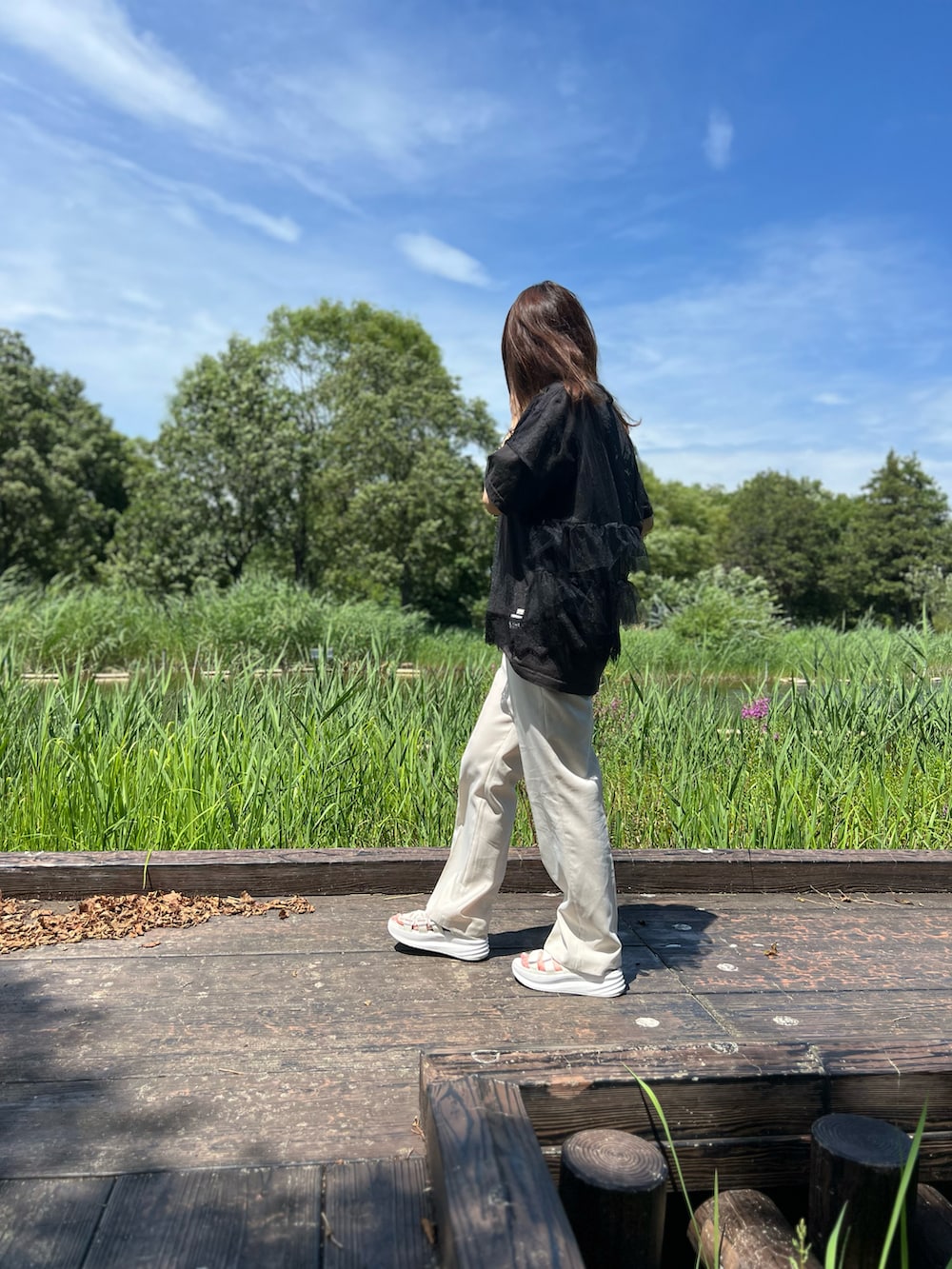 その他のTシャツ/カットソー、ホワイト系のその他パンツ、ホワイト系のサンダルを着用したレディースの秋コーディネートの5枚目の写真