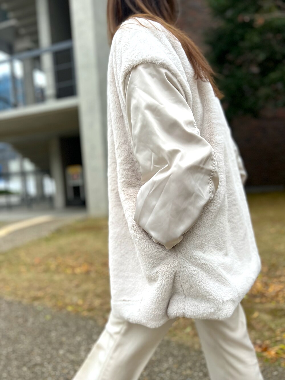 ホワイト系のミリタリージャケット、ホワイト系のその他パンツ、ホワイト系のローファーを着用したレディースの冬コーディネートの2枚目の写真