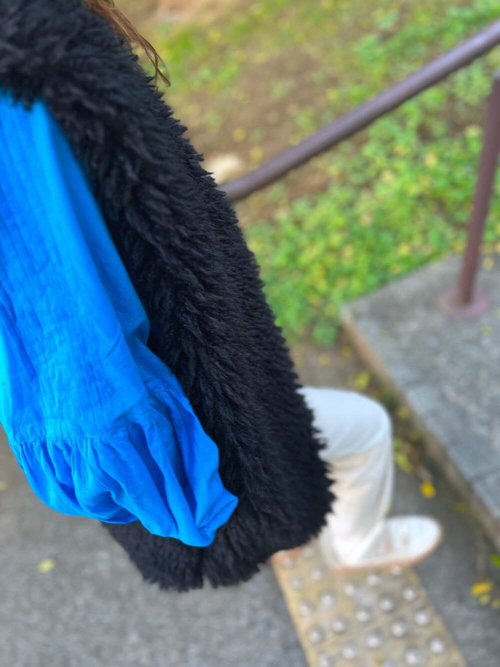 ブルー系のシャツ/ブラウス、ブラック系のベスト、ホワイト系のその他パンツを着用したレディースの秋コーディネートの3枚目の写真