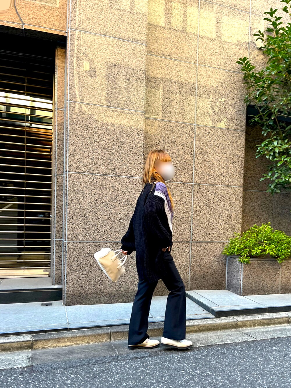 ブラック系のニット/セーター、ブラック系のその他パンツ、ホワイト系のローファーを着用したレディースの冬コーディネートの3枚目の写真