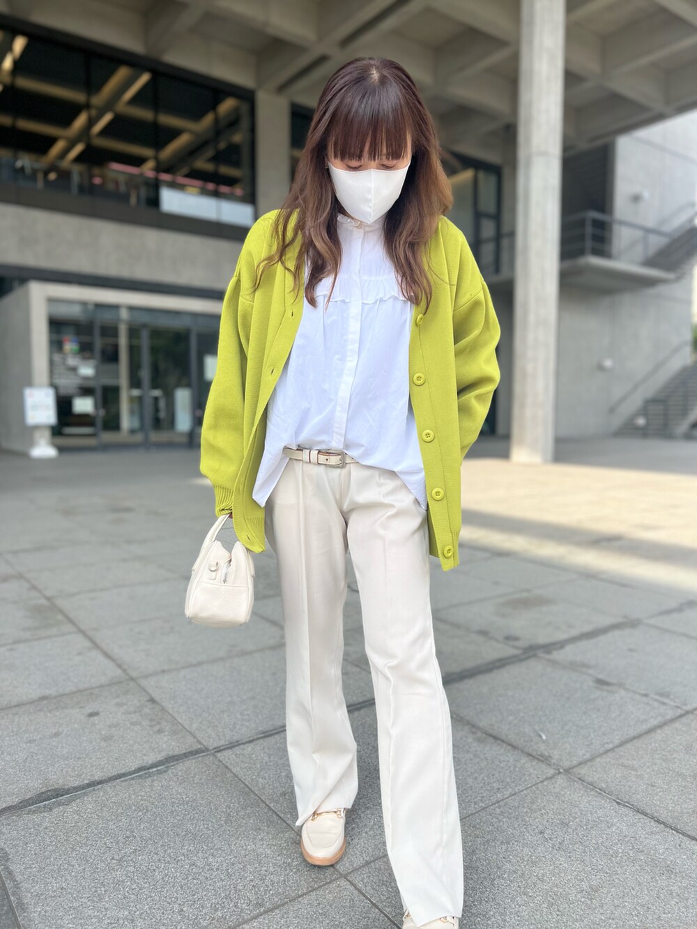 グリーン系のカーディガン/ボレロ、ホワイト系のシャツ/ブラウス、ホワイト系のその他パンツを着用したレディースの秋コーディネートの4枚目の写真