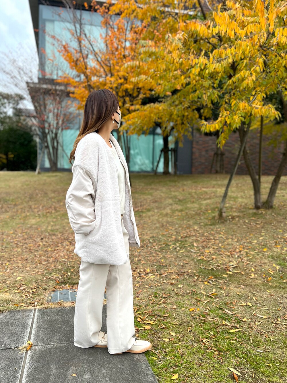ホワイト系のミリタリージャケット、ホワイト系のその他パンツ、ホワイト系のローファーを着用したレディースの冬コーディネートの4枚目の写真