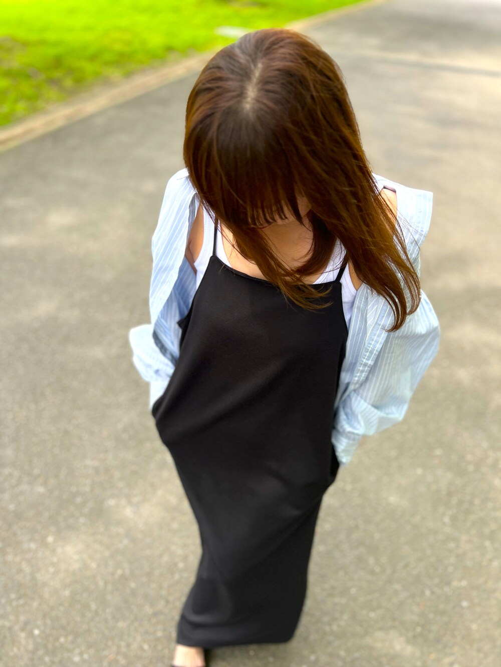 ブラック系のワンピース、ホワイト系のタンクトップ、ブルー系のシャツ/ブラウスを着用したレディースの夏コーディネートの3枚目の写真