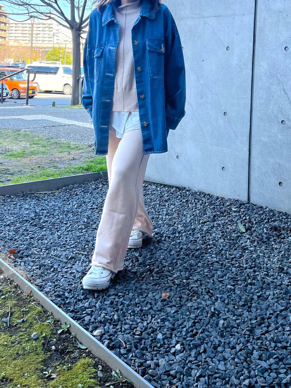 ベージュ系のセットアップ、ホワイト系のスニーカー、ブルー系のデニムジャケットを着用したレディースの冬コーディネートの4枚目の写真