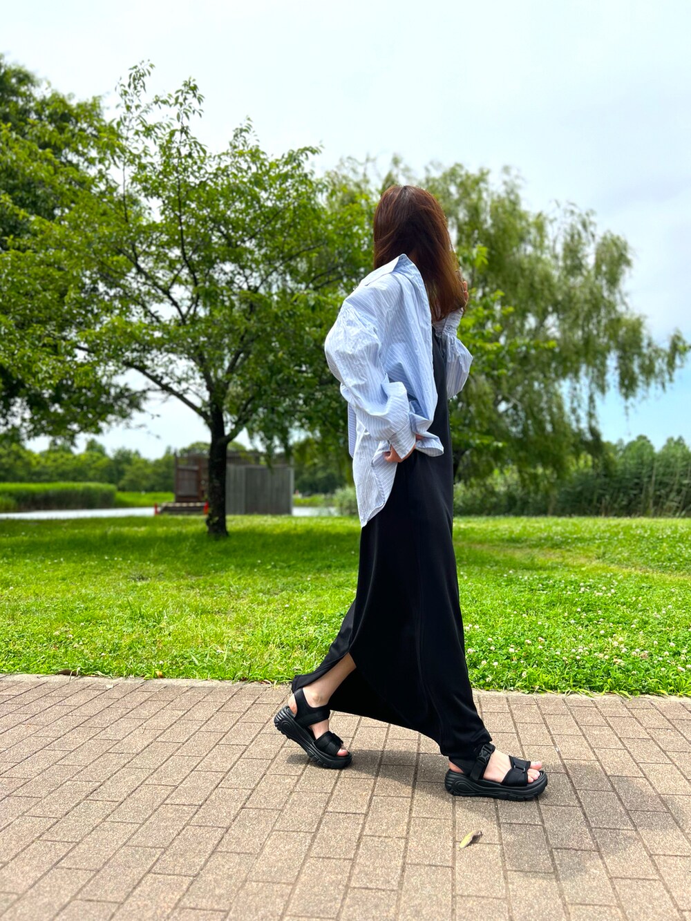 ブラック系のワンピース、ホワイト系のタンクトップ、ブルー系のシャツ/ブラウスを着用したレディースの夏コーディネートの2枚目の写真