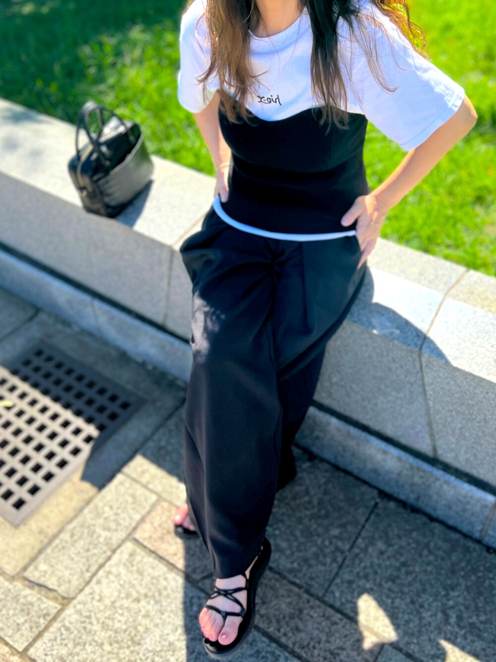 ブラック系のTシャツ/カットソー、ブラック系のベスト、ブラック系のその他パンツを着用したレディースの秋コーディネートの2枚目の写真