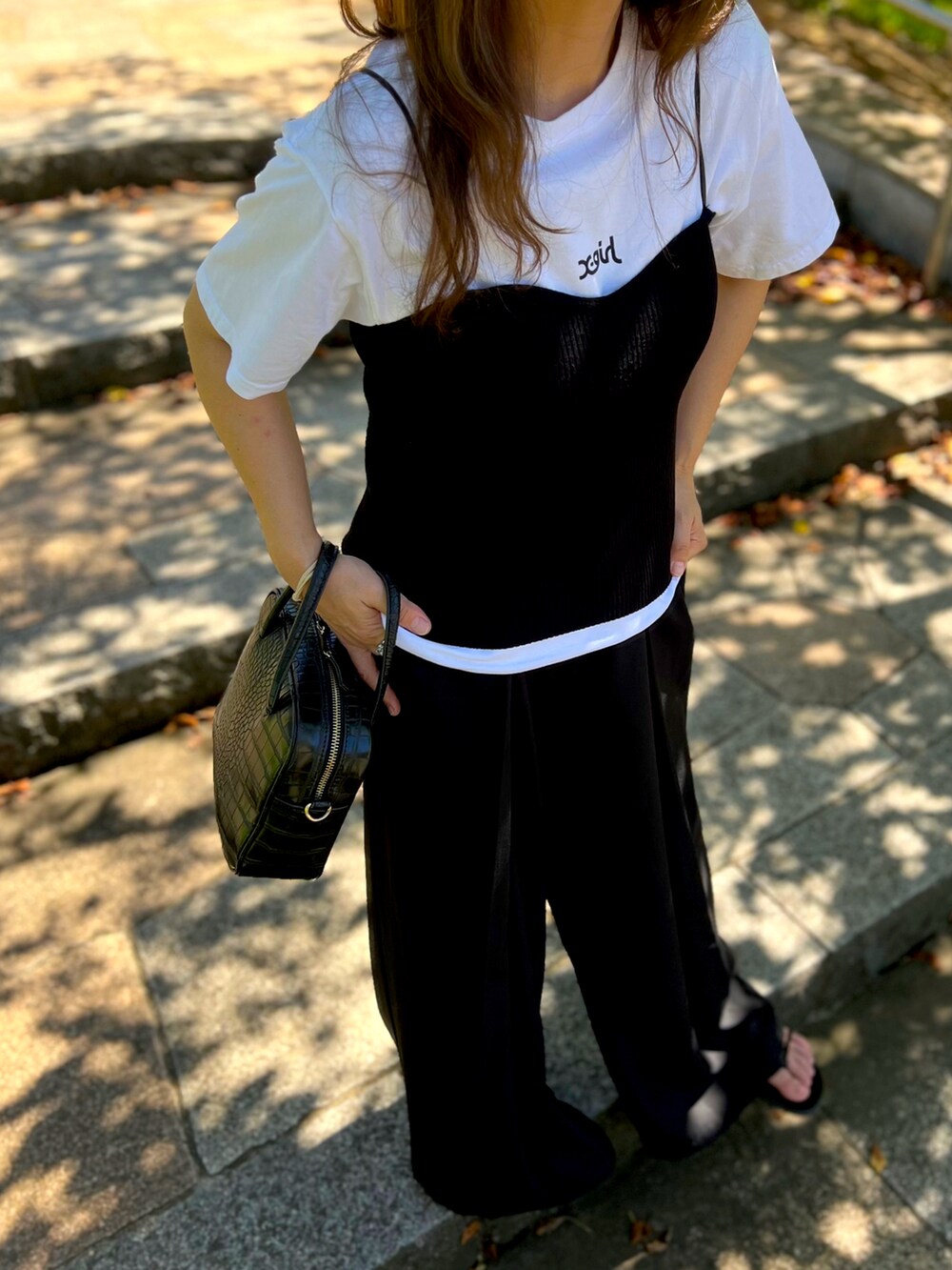 ブラック系のTシャツ/カットソー、ブラック系のベスト、ブラック系のその他パンツを着用したレディースの秋コーディネートの3枚目の写真