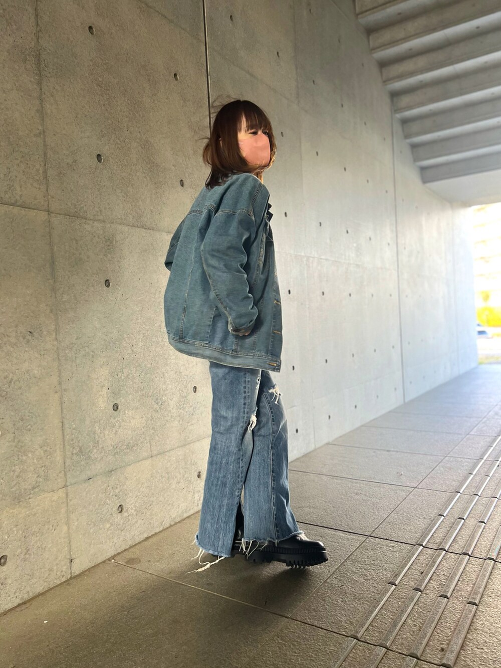 ホワイト系のカーディガン/ボレロ、ブルー系のデニムパンツ、ブラック系のブーツを着用したレディースの冬コーディネートの4枚目の写真