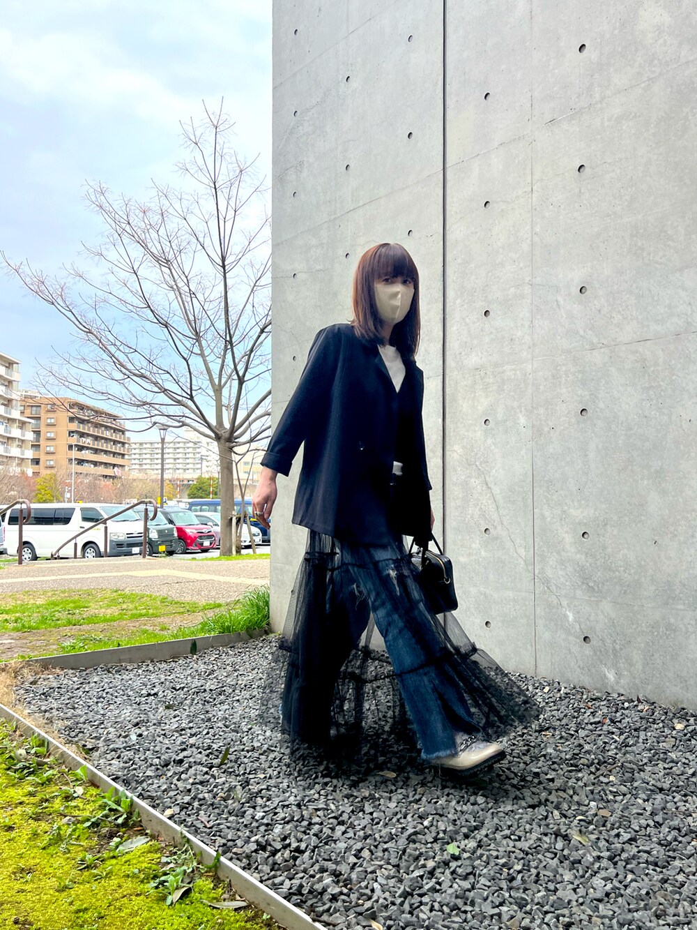 ブラック系のシャツ/ブラウス、ブラック系のセットアップ、ブラック系のボストンバッグを着用したレディースの春コーディネートの3枚目の写真
