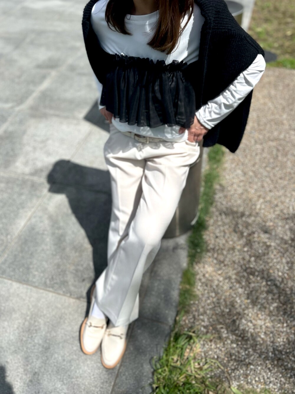 ホワイト系のその他パンツ、ホワイト系のローファー、ブラック系のカーディガン/ボレロを着用したレディースの春コーディネートの3枚目の写真